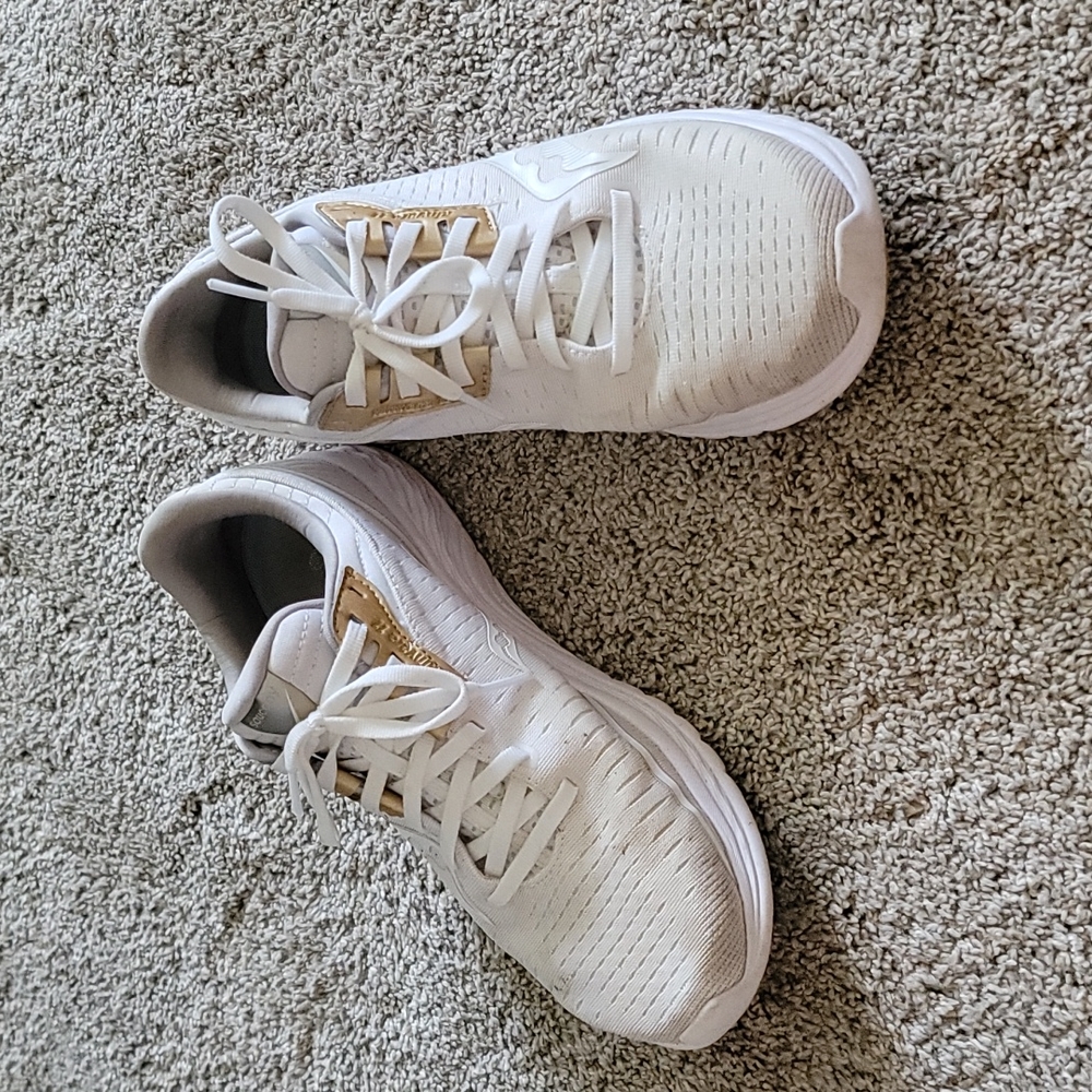 Saucony Kinerva 11 - EUC, white with gold, size 9 women's